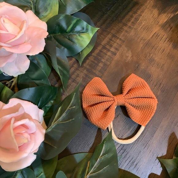 Nylon bow headband. - Picture 2 of 3